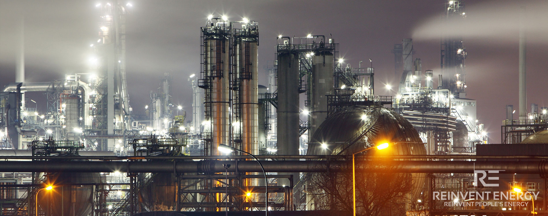 Instalație industrială cu conducte și structuri metalice